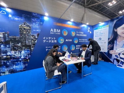 In-booth consultation at Acumen Intelligence during Japan IT Week Tokyo 2026, showcasing real-time discussions on account-based marketing, demand generation, and data-driven strategies.